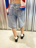 Hellblaue Jeans-Shorts mit Glitzereffekt